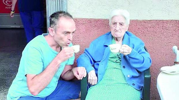 Nonna Lina si gusta il caffè fuori dal suo bar preferito