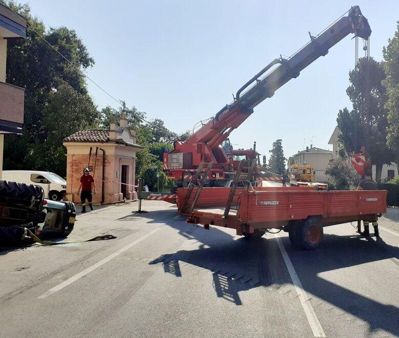 Mirandola. Nella stessa strada un trattore si ribalta E un altro centra l’antico oratorio 