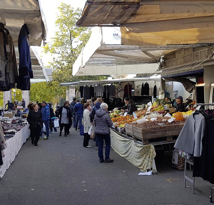 Formigine. Palpeggia ragazza al mercato: inseguito e fermato