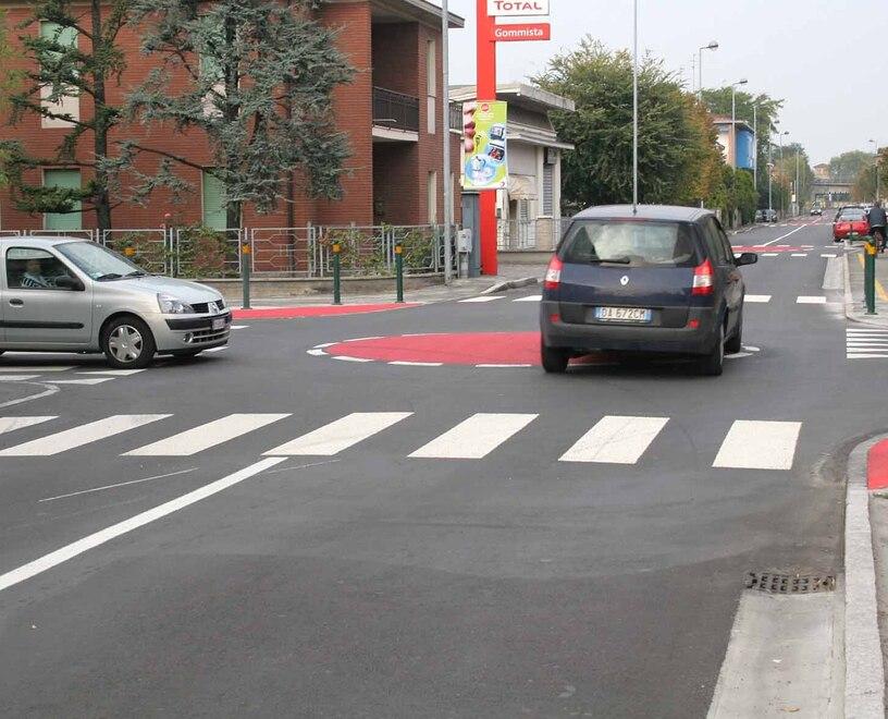 Modena «Le sono caduti i soldi» Poi le rubano la borsa 