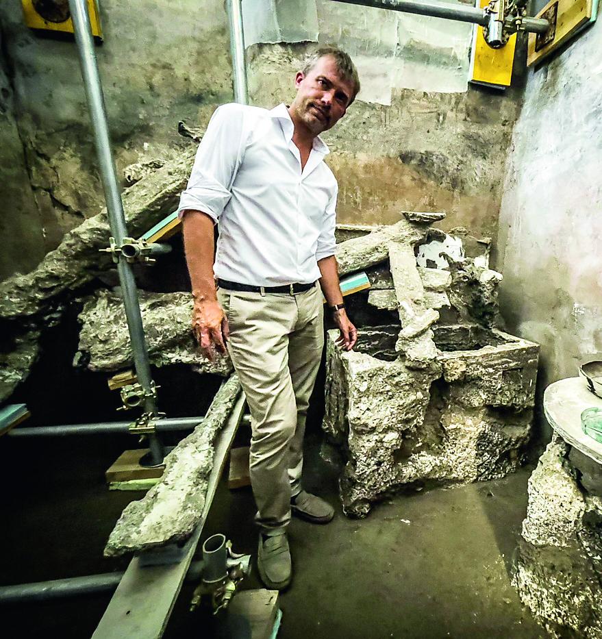 
	Gabriel Zuchtriegel direttore del parco archeologico di Pompei nell&rsquo;area di scavo del &ldquo;giardino incantato&rdquo;

