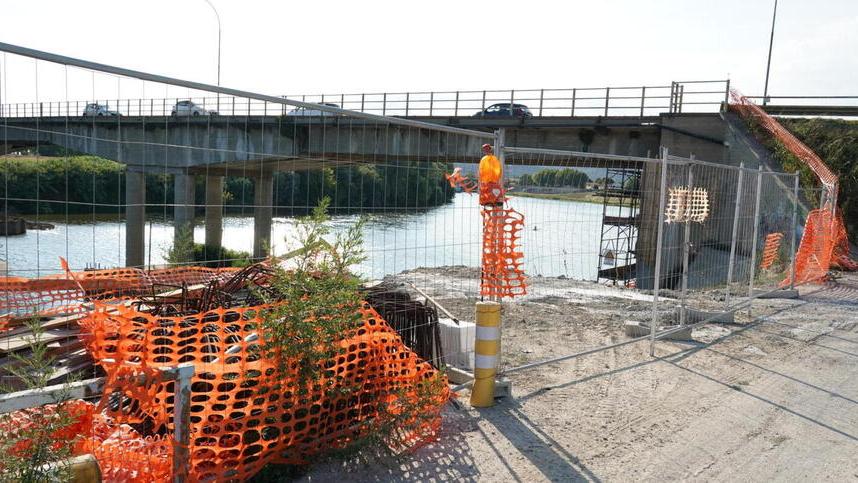 Ponte sull’Arno a Calcinaia, la siccità complica i nuovi lavori