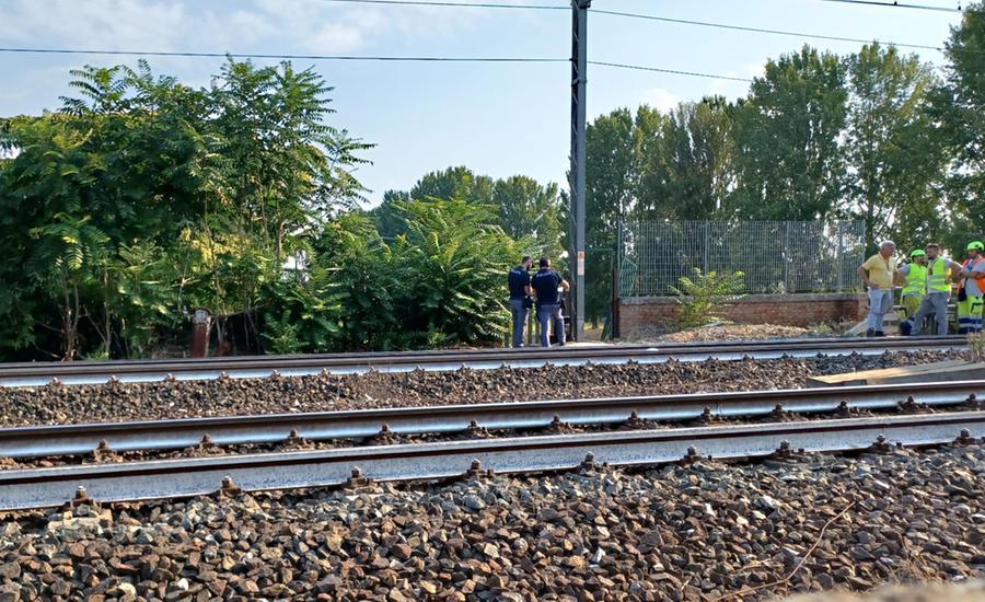 
	Forze dell'ordine e personale sanitario sui binari, nel punto in cui &egrave; stato rinvenuto il cadavere&nbsp;


