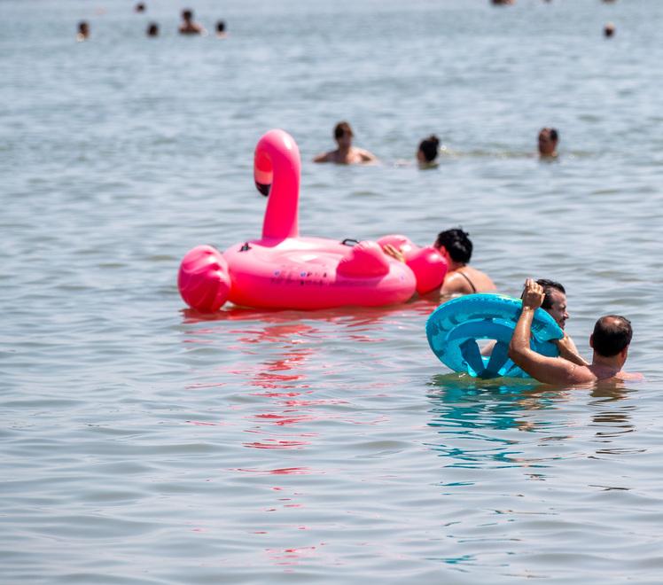 Lido Scacchi, si addormenta in mare sul materassino e rischia di annegare
