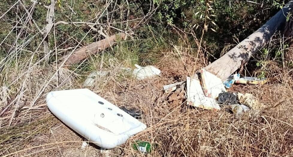 Rifiuti di ogni tipo lungo le strade dell’Elba. La proposta: «Puliamole coi fondi della tassa di sbarco»