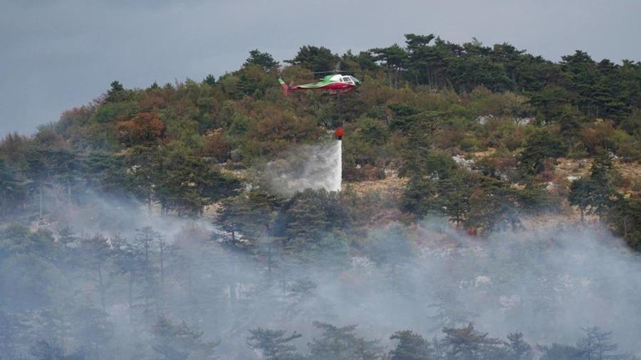  Carso di nuovo fiamme, bloccate ferrovia e autostrada Evacuato Castel del Monte, in Sardegna brucia deposito rifiuti