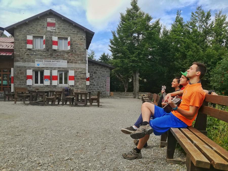 
	Il Rifugio Battisti si trova in localit&agrave; Lama Lite a quota 1.765 metri

