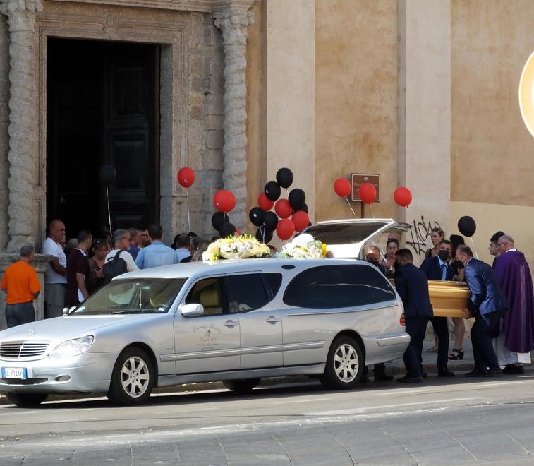 L’ultimo saluto a Graziano Piana: «Morte ingiusta, ma no all’odio» 