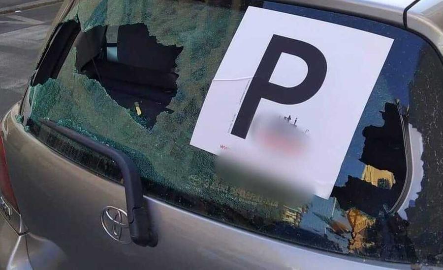 
	Una delle auto daneggiate dal "cecchino"

