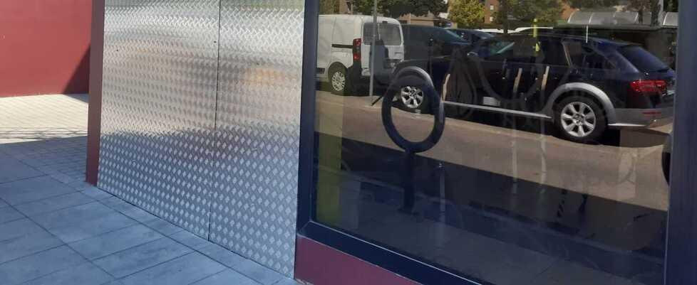 Assalto al centro commerciale: la banda fa esplodere il bancomat 