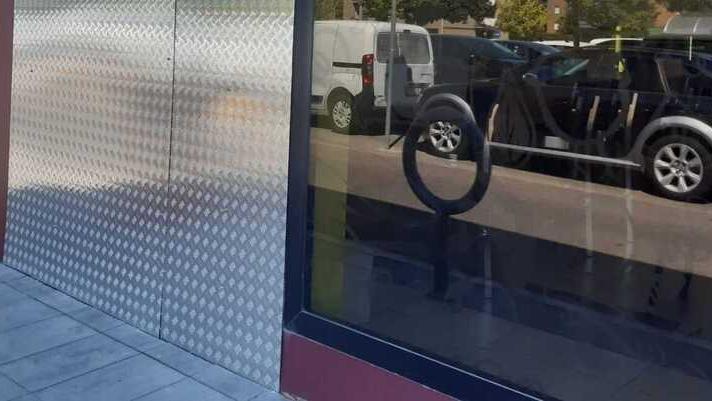 Assalto al centro commerciale: la banda fa esplodere il bancomat