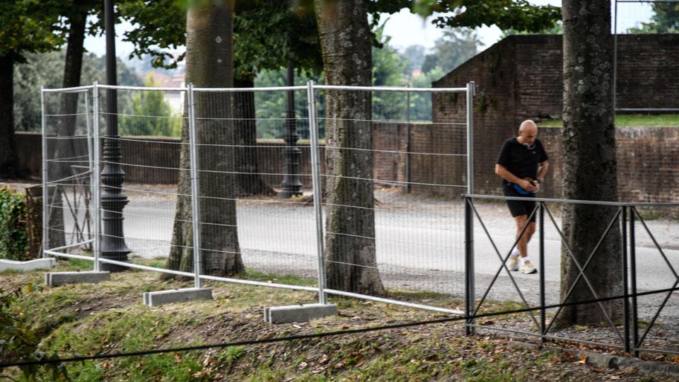 Lucca, un’ipoteca sulle ringhiere: la giunta studia alternative alle barriere anti caduta sulle Mura