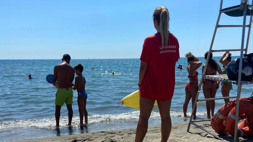 «Mare che passione» e Arianna a 18 anni diventa “bagnina”