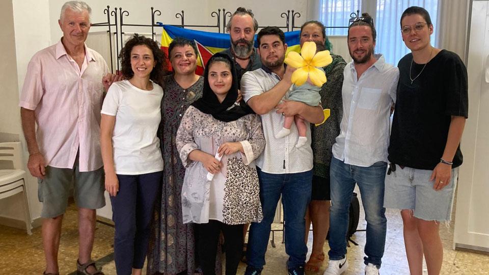 Babbo, mamma e figlio di 7 mesi in fuga dai talebani afgani adesso hanno una nuova casa