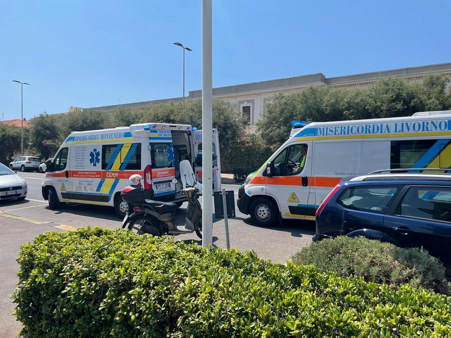 Cadono con lo scooter sul viale Italia, soccorse mamma e figlia