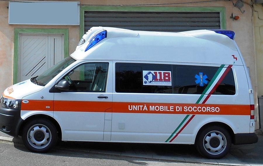 A 94 anni sale sul tetto per una riparazione: perde l’equilibrio, cade e muore