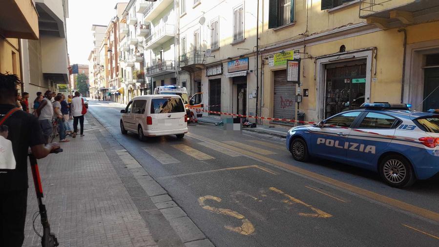 Omicidio in centro a Pisa, parrucchiere ucciso con una coltellata – Video