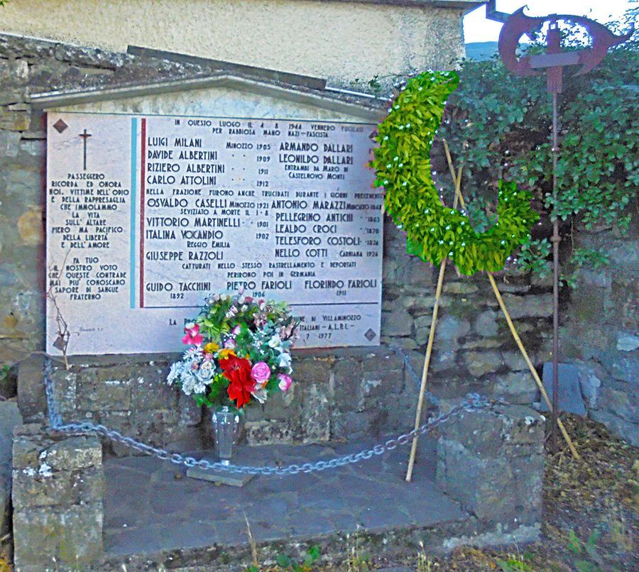 
	La lapide che ricorda i minozzesi fucilati sul muro del cimitero

