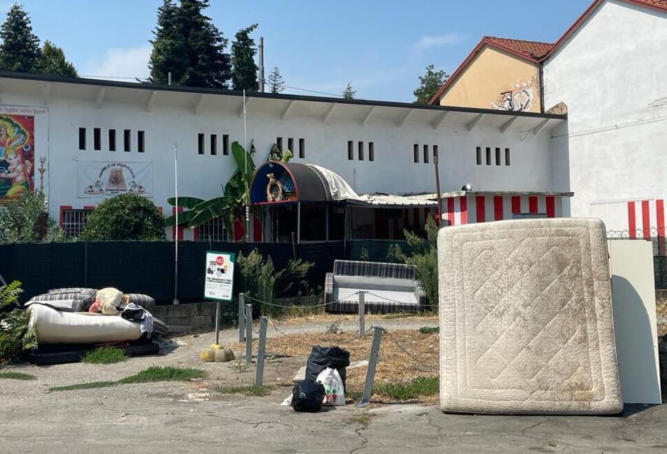 Una discarica a cielo aperto in via Sforza