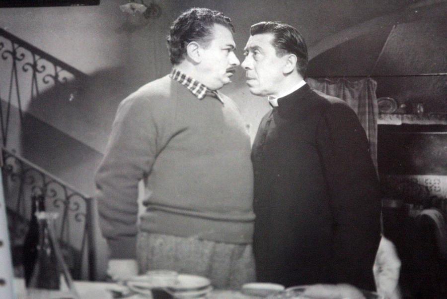 
	Gino Cervi (Peppone) e Fernandel (don Camillo) sono il sindaco e il sacerdote nella saga degli anni '50


