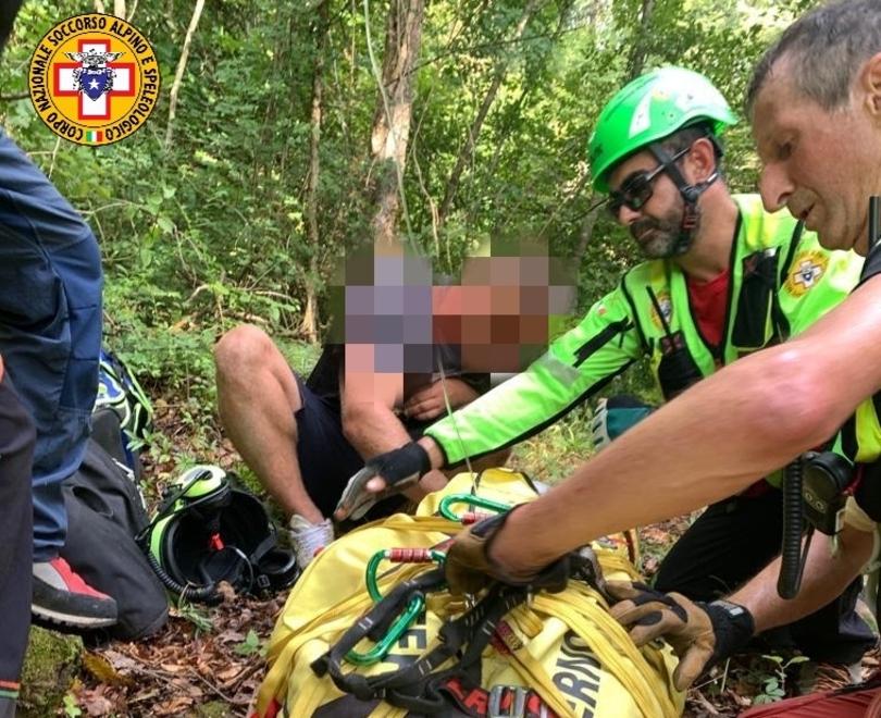 Montese. Cade nel bosco e scivola per 20 metri: paura per un’escursionista di 33 anni 