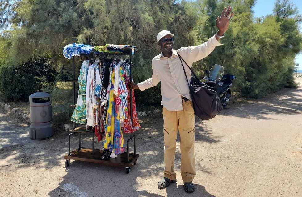 Vendita ambulante non consentita, Daspo urbano per Mamadou: «Stia lontano dai Bagni Lido»