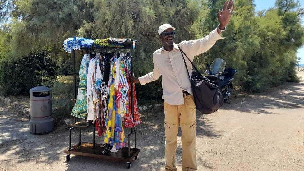 Vendita ambulante non consentita, Daspo urbano per Mamadou: «Stia lontano dai Bagni Lido»