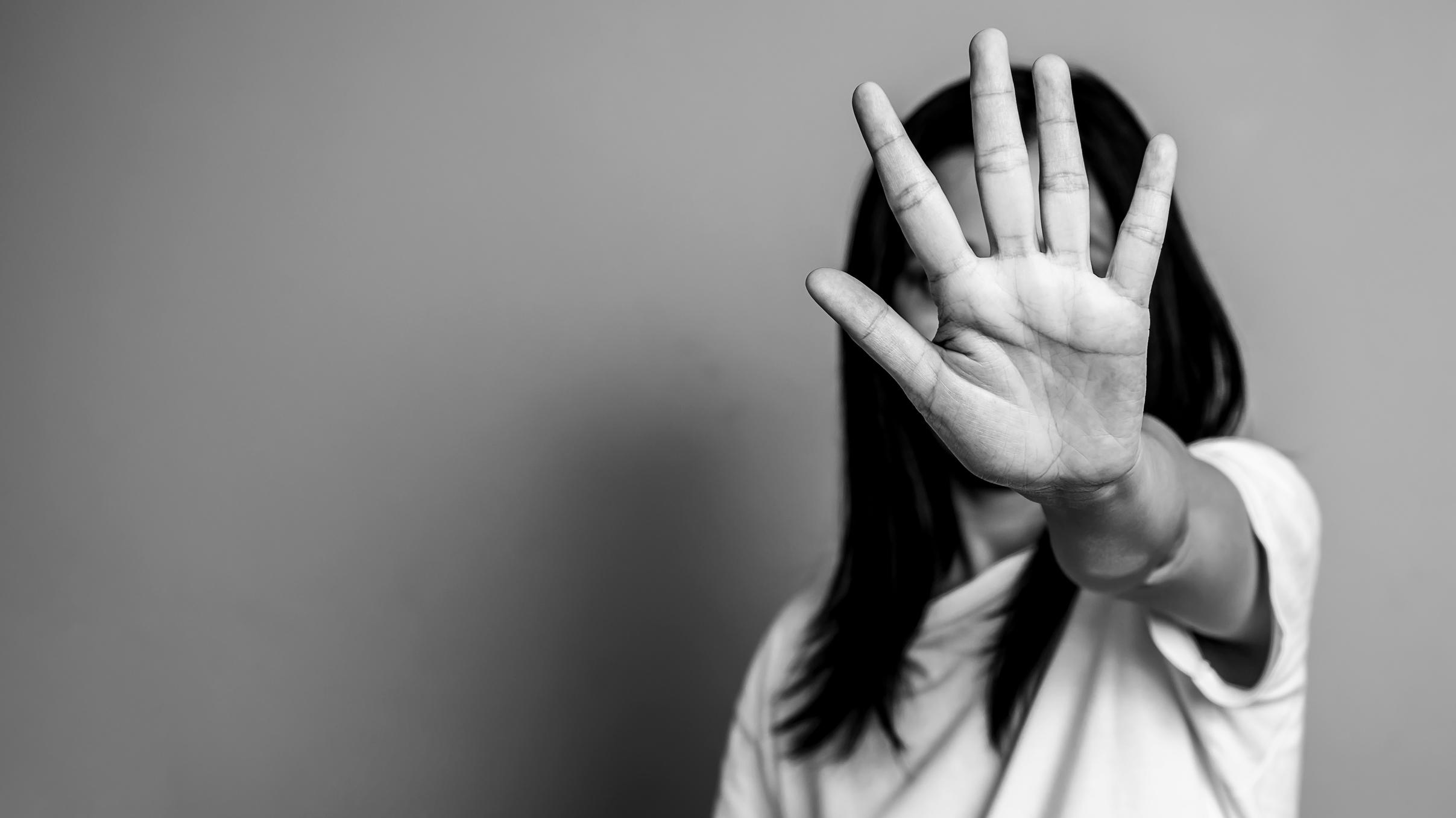 Perseguita la ex che chiama due volte la polizia: «Proteggete me e mia figlia»