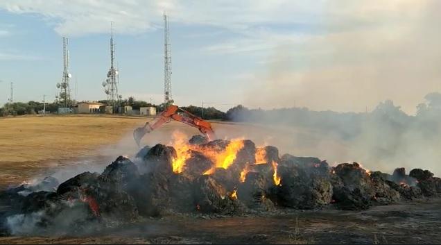 Fiamme e distruzione a Roselle: l’ipotesi del fulmine e le operazioni sul campo