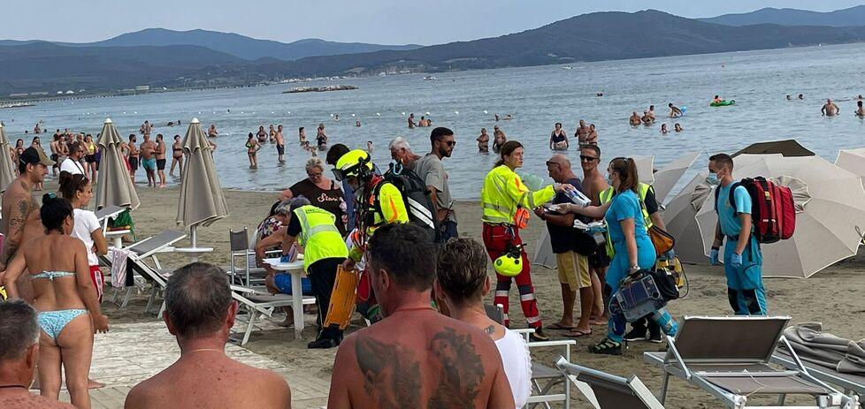 Malore mentre fa il bagno a Follonica: muore davanti alla moglie