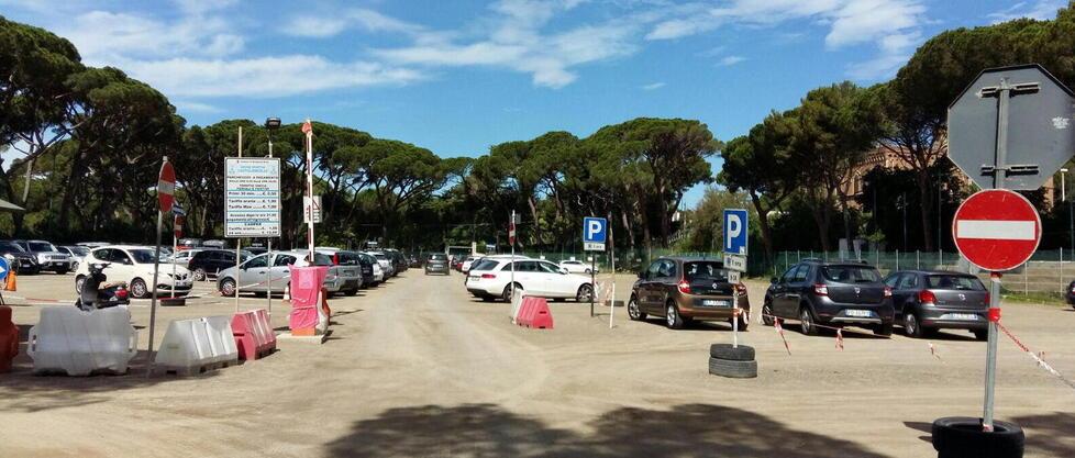 Parcheggio nella pineta di Castiglioncello, sfuma l’idea del multipiano