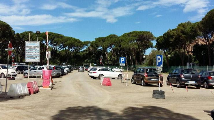 Parcheggio nella pineta di Castiglioncello, sfuma l’idea del multipiano