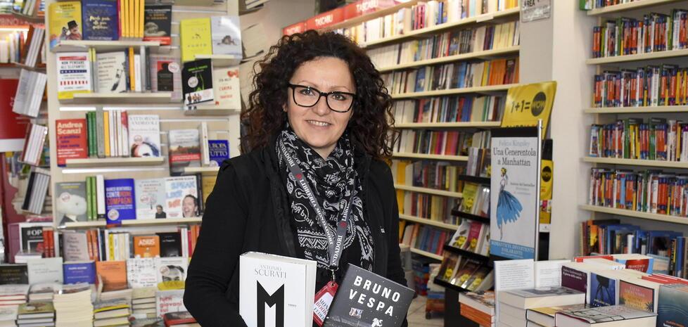 Massa Marittima. La libreria Matozzi. In alto a sinistra Federica Falconi della Mondadori in corso Carducci a Grosseto