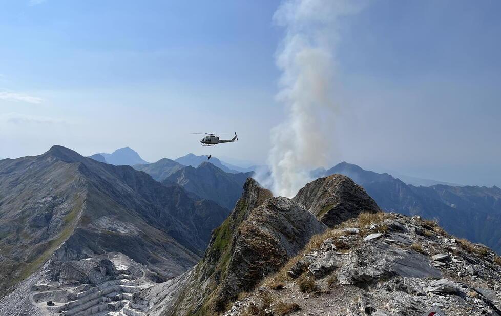 L’incendio sulla vetta, le operazioni di recupero e l’elicottero della Sezione Aerea della Finanza a Massa Cinquale