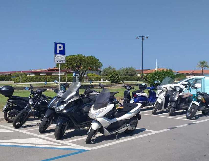 Terrazza della Repubblica a Viareggio: caos motorini, dopo le multe spuntano gli stalli ma sono pochi 