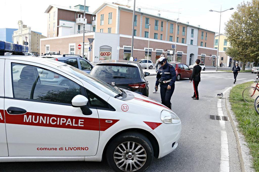 Una pattuglia della municipale in piazza Mazzini (foto d'archivio)