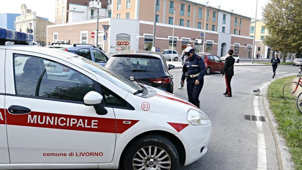 Una pattuglia della municipale in piazza Mazzini (foto d'archivio)