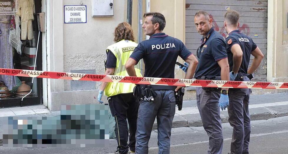 Ucciso a coltellate davanti al suo negozio, l’assassino si costituisce: ecco la ricostruzione