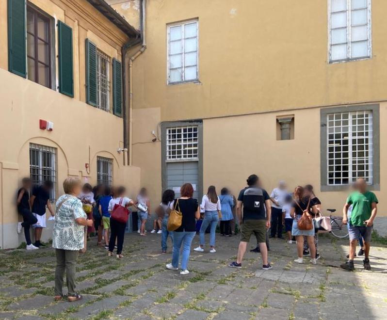 Cittadini in coda davanti all’Ufficio passaporti della questura, nella corte tra viale Garibaldi e piazza del Giglio. In queste settimane le attese per fare i documenti sono aumentate