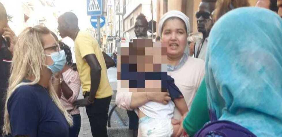 Ucciso a coltellate in strada, lo strazio della moglie dalle urla allo svenimento portata via in ambulanza