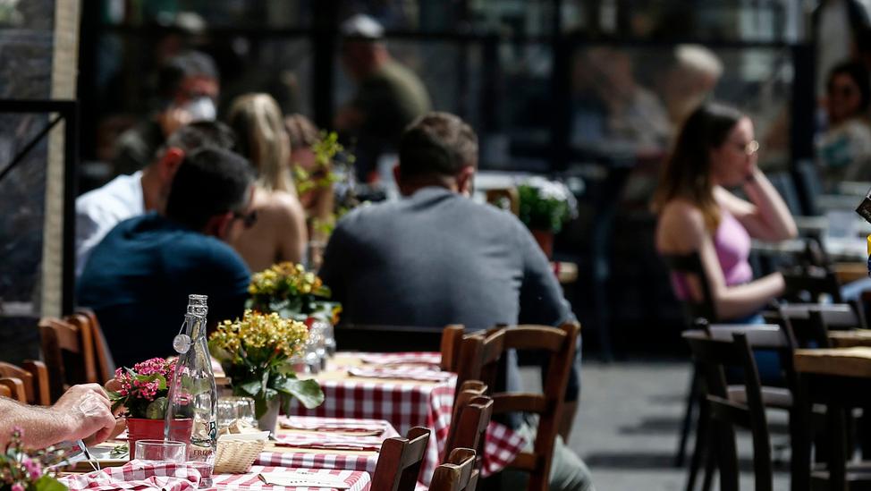 Clienti seduti al tavolo di un locale: la ristorazione è uno dei  settori con più difficoltà a trovare addetti