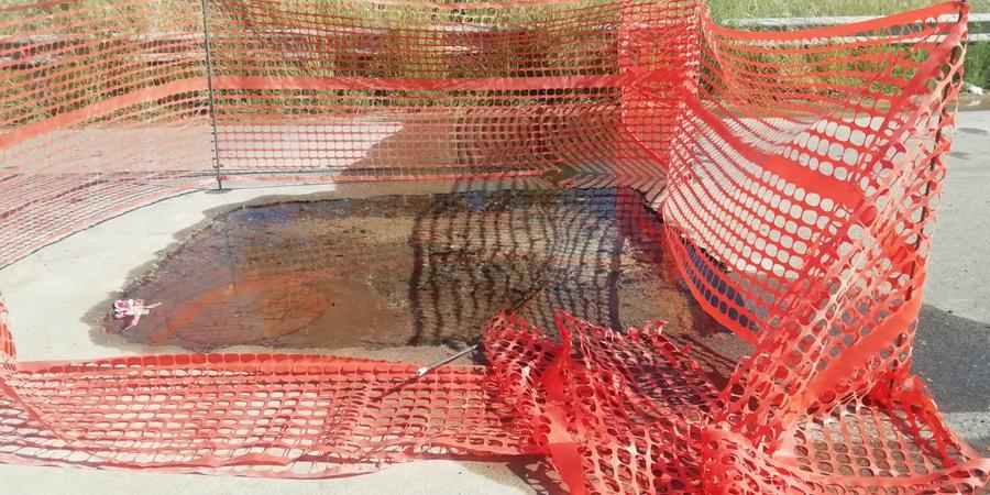 
	Nel viale per Arbatax la spaccatura nell'asfalto da cui fuoriesce acqua in grande quantit&agrave;


