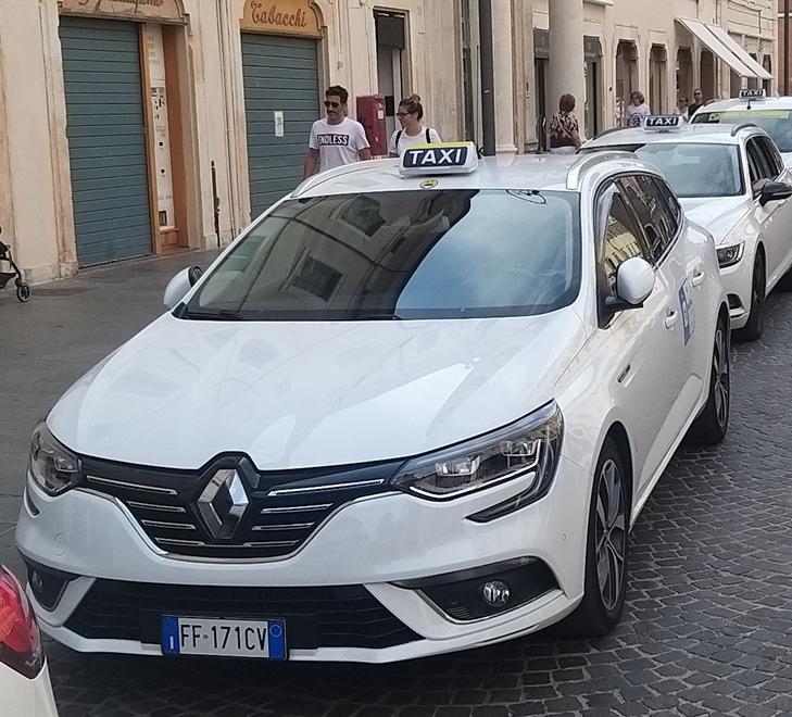 Taxi fermi in piazza e i tassametri piangono: «Una corsa al giorno» 