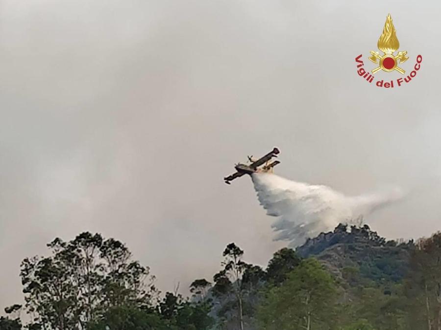 Incendio nel Savonese: in arrivo da Olbia il terzo Canadair