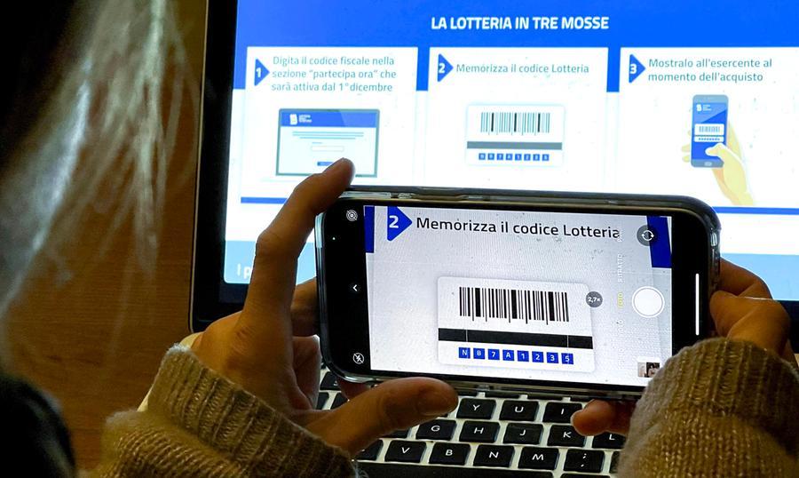 Lotteria degli scontrini, 100mila euro a una donna sarda in cura a Roma: utilizzerà i soldi per la sua malattia