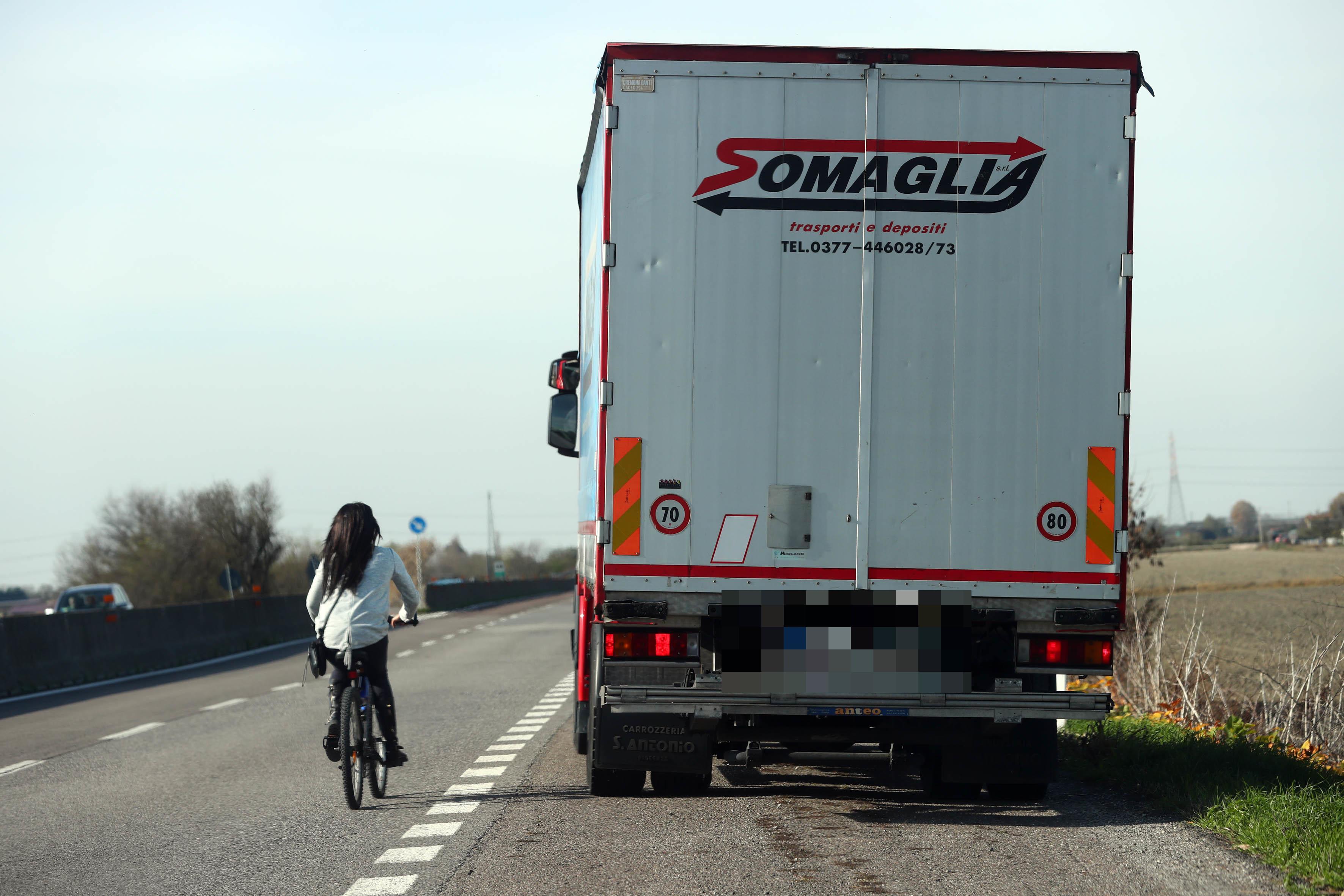Una persona in bici su una superstrada (foto d'archivio)