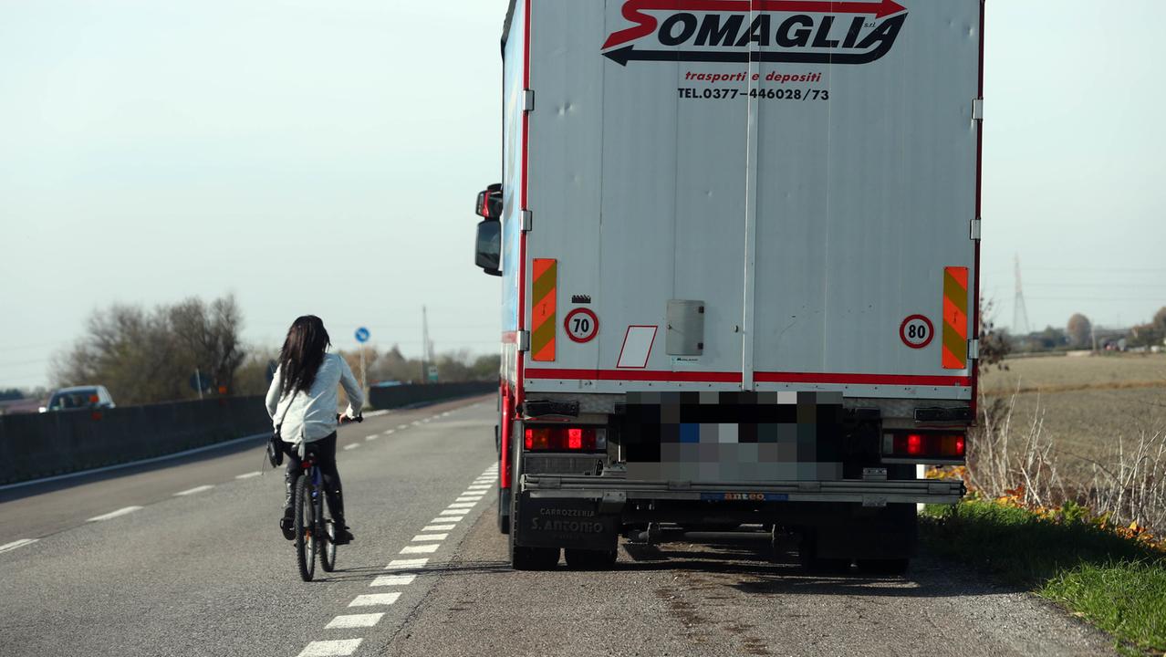 Una persona in bici su una superstrada (foto d'archivio)