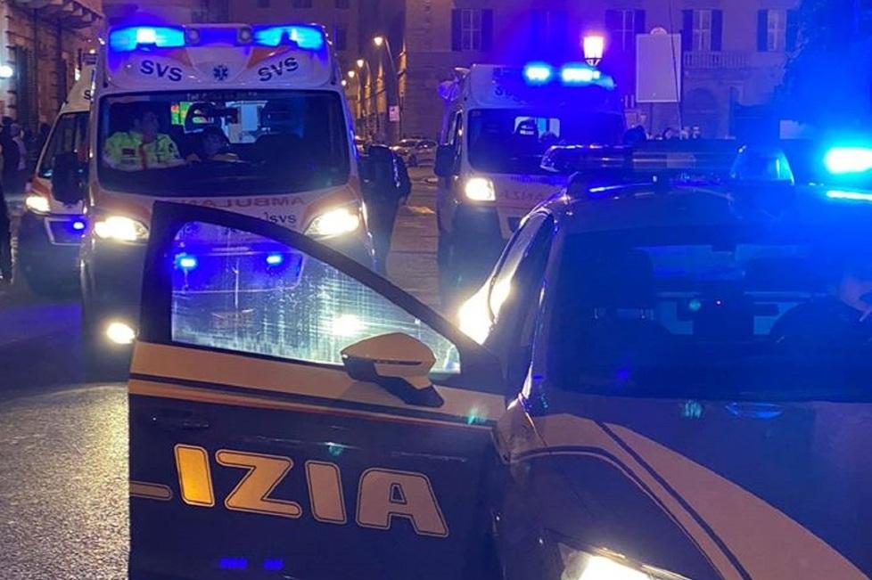 Polizia e ambulanze in piazza Garibaldi (foto d'archivio)