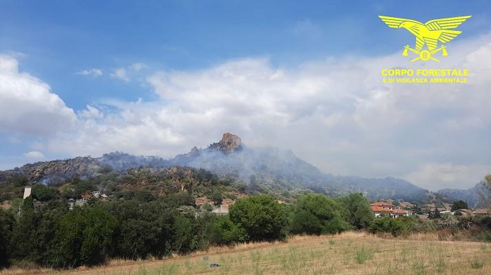 Fiamme vicino alle case nel Sassarese e nel Cagliaritano: a Ittireddu 30 famiglie allontanate