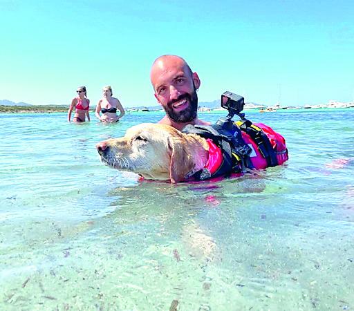 Labrador-bagnino soccorre una donna che rischia di annegare a Cala Sabina 